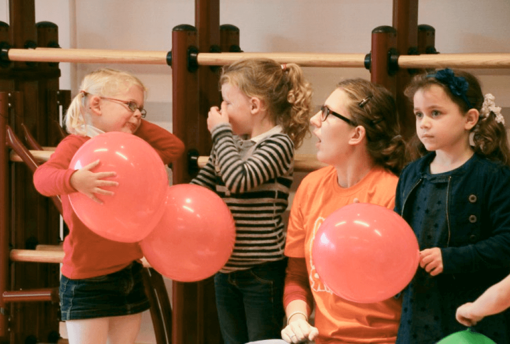 Tjeko Live: kinderen met rode ballonnen tijdens een schoolactiviteit