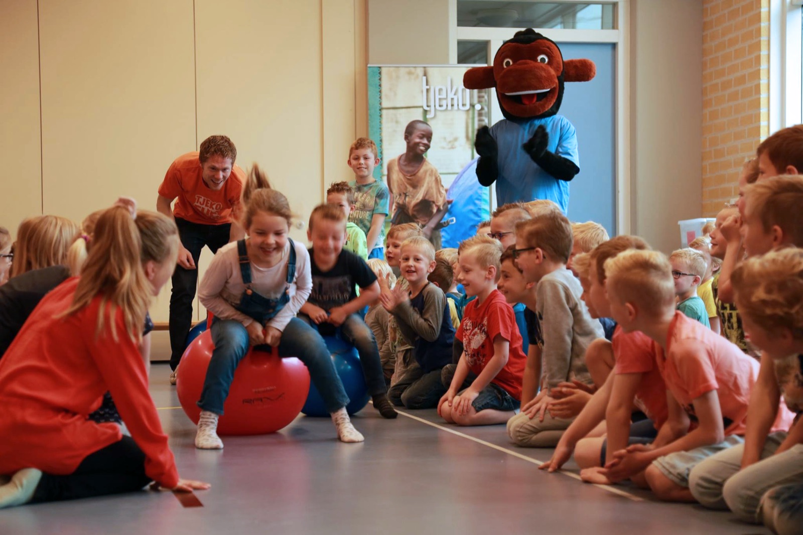 Kinderen op skippyballen tijdens Tjeko Live op een Nederlandse basisschool